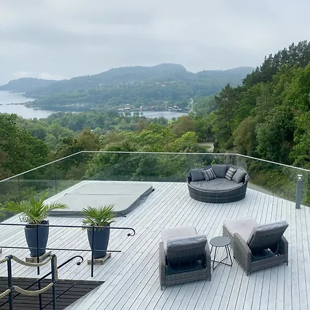 Secluded With A View And Ball Court 別荘
