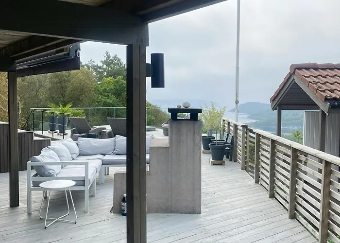 Semesterbostad Secluded With A View And Ball Court